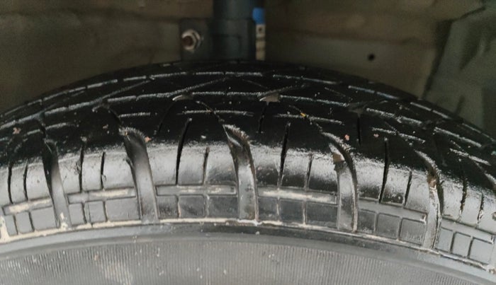 2014 Maruti Swift VXI, Petrol, Manual, 77,393 km, Right Front Tyre Tread