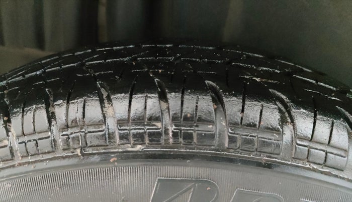 2014 Maruti Swift VXI, Petrol, Manual, 77,393 km, Right Rear Tyre Tread