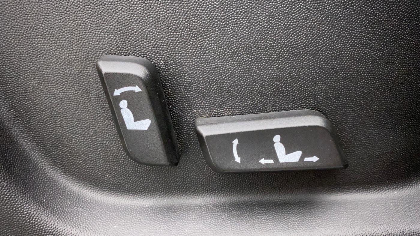 2018 Mahindra XUV500 W11 AT, Diesel, Automatic, 57,781 km, Driver Side Adjustment Panel