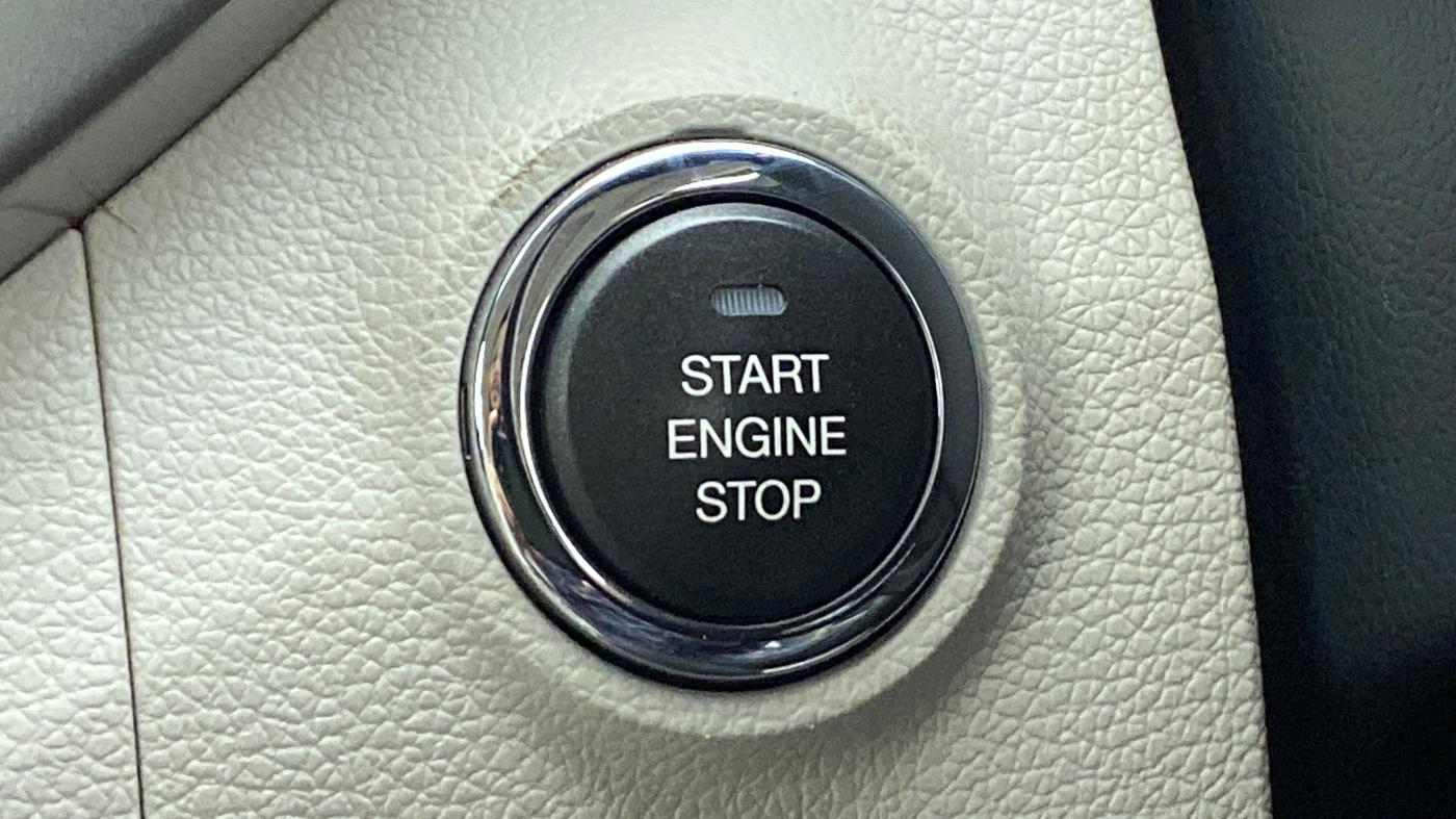 2020 Mahindra XUV300 W8 (O) 1.5 DIESEL AMT, Diesel, Automatic, 38,981 km, Keyless Start/ Stop Button