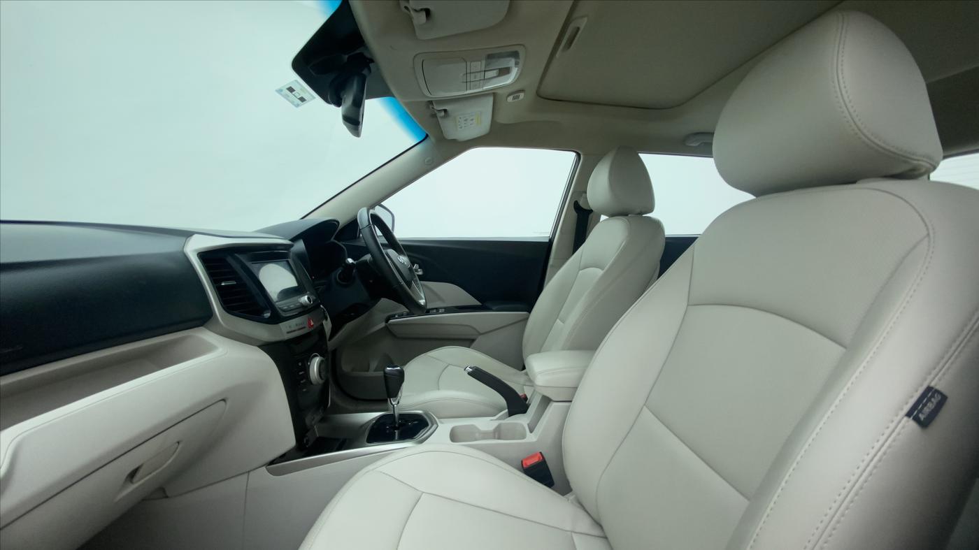 2020 Mahindra XUV300 W8 (O) 1.5 DIESEL AMT, Diesel, Automatic, 38,981 km, Right Side Front Door Cabin
