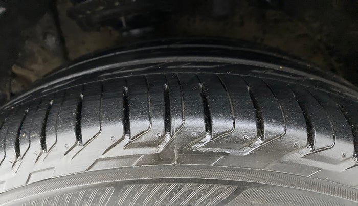 2020 Mahindra XUV300 W8 (O) 1.5 DIESEL AMT, Diesel, Automatic, 38,981 km, Left Front Tyre Tread