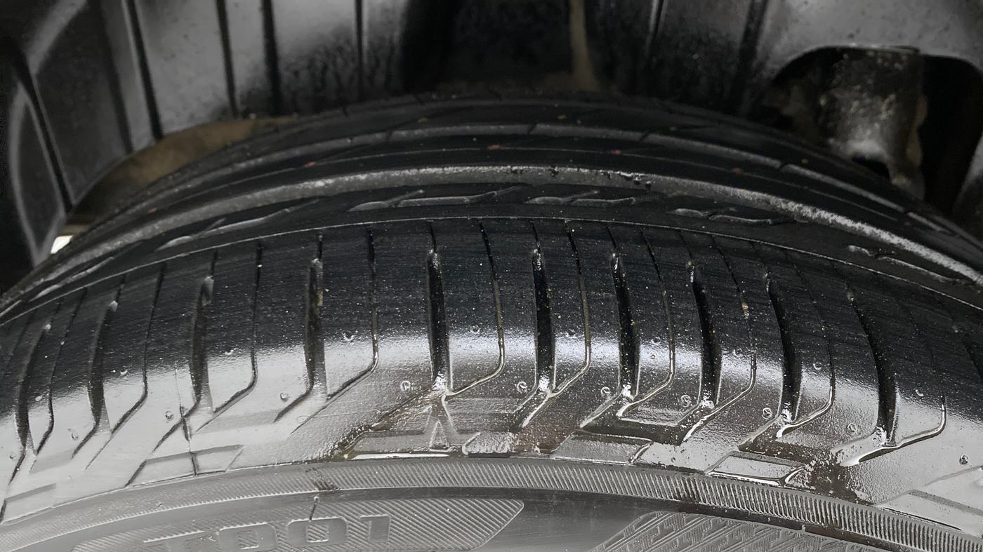 2020 Mahindra XUV300 W8 (O) 1.5 DIESEL AMT, Diesel, Automatic, 38,981 km, Right Rear Tyre Tread