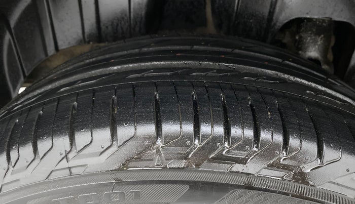 2020 Mahindra XUV300 W8 (O) 1.5 DIESEL AMT, Diesel, Automatic, 38,981 km, Right Rear Tyre Tread