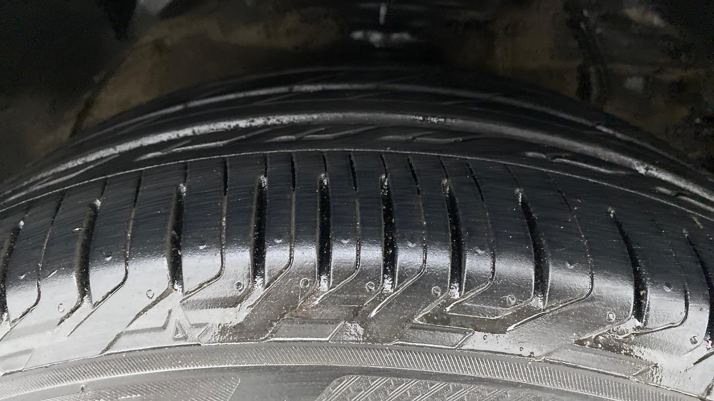 2020 Mahindra XUV300 W8 (O) 1.5 DIESEL AMT, Diesel, Automatic, 38,981 km, Right Front Tyre Tread