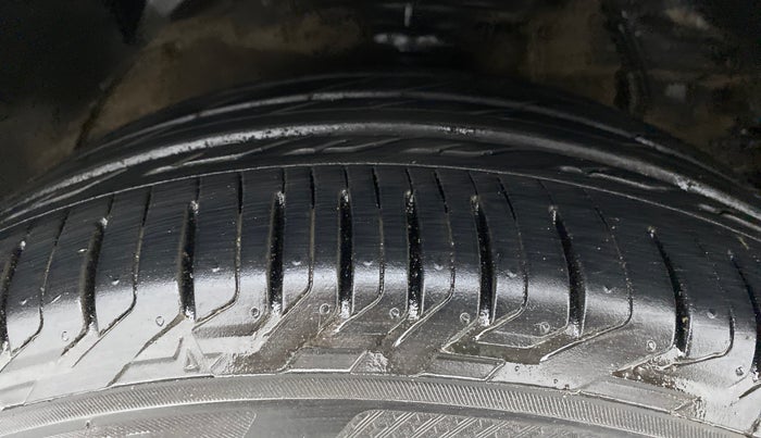 2020 Mahindra XUV300 W8 (O) 1.5 DIESEL AMT, Diesel, Automatic, 38,981 km, Right Front Tyre Tread