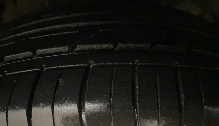 2021 Mahindra XUV300 W8 1.2 PETROL, Petrol, Manual, 80,378 km, Left Front Tyre Tread