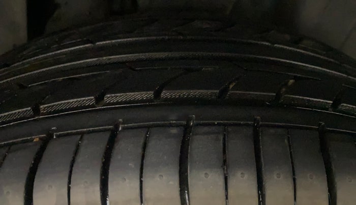 2021 Mahindra XUV300 W8 1.2 PETROL, Petrol, Manual, 80,378 km, Left Rear Tyre Tread