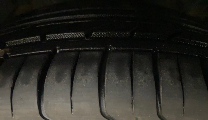 2021 Mahindra XUV300 W8 1.2 PETROL, Petrol, Manual, 80,378 km, Right Front Tyre Tread