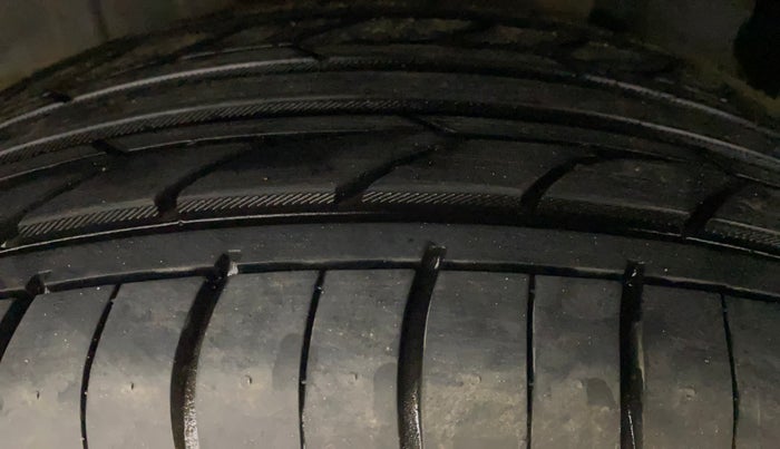 2021 Mahindra XUV300 W8 1.2 PETROL, Petrol, Manual, 80,378 km, Right Rear Tyre Tread