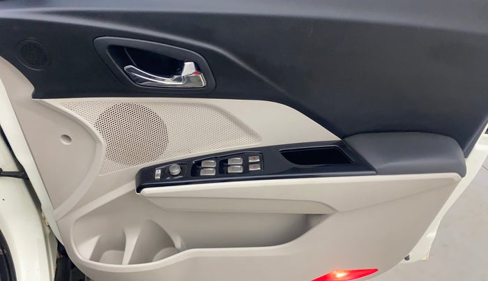2021 Mahindra XUV300 W8 1.2 PETROL, Petrol, Manual, 80,378 km, Driver Side Door Panels Control