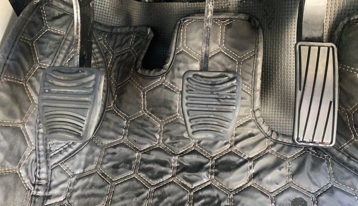 2021 Mahindra XUV300 W8 1.2 PETROL, Petrol, Manual, 80,378 km, Pedals