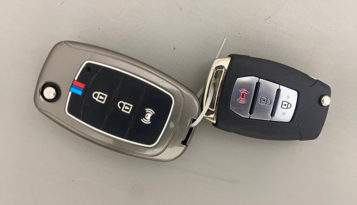 2021 Mahindra XUV300 W8 1.2 PETROL, Petrol, Manual, 80,378 km, Key Close Up