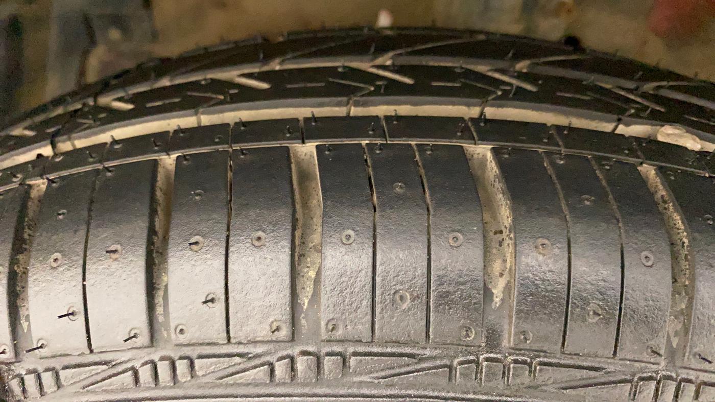 2016 Maruti Swift Dzire VXI, Petrol, Manual, 86,060 km, Left Front Tyre Tread