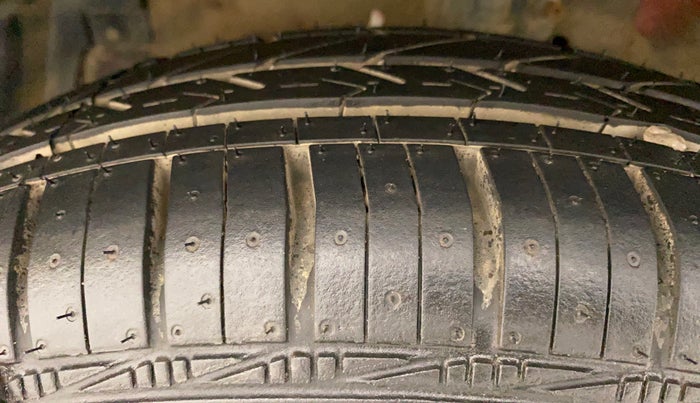 2016 Maruti Swift Dzire VXI, Petrol, Manual, 86,060 km, Left Front Tyre Tread