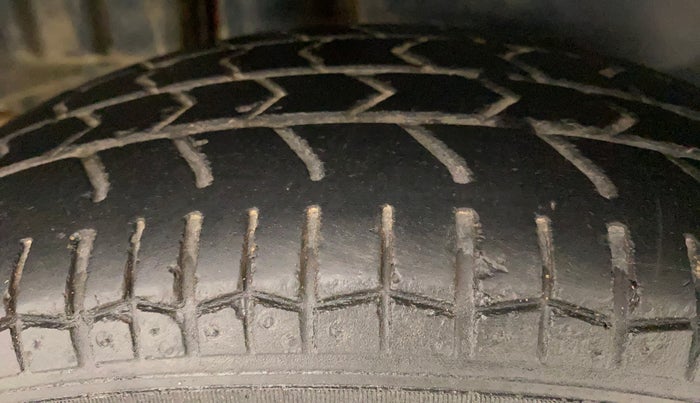 2016 Maruti Swift Dzire VXI, Petrol, Manual, 86,060 km, Right Rear Tyre Tread