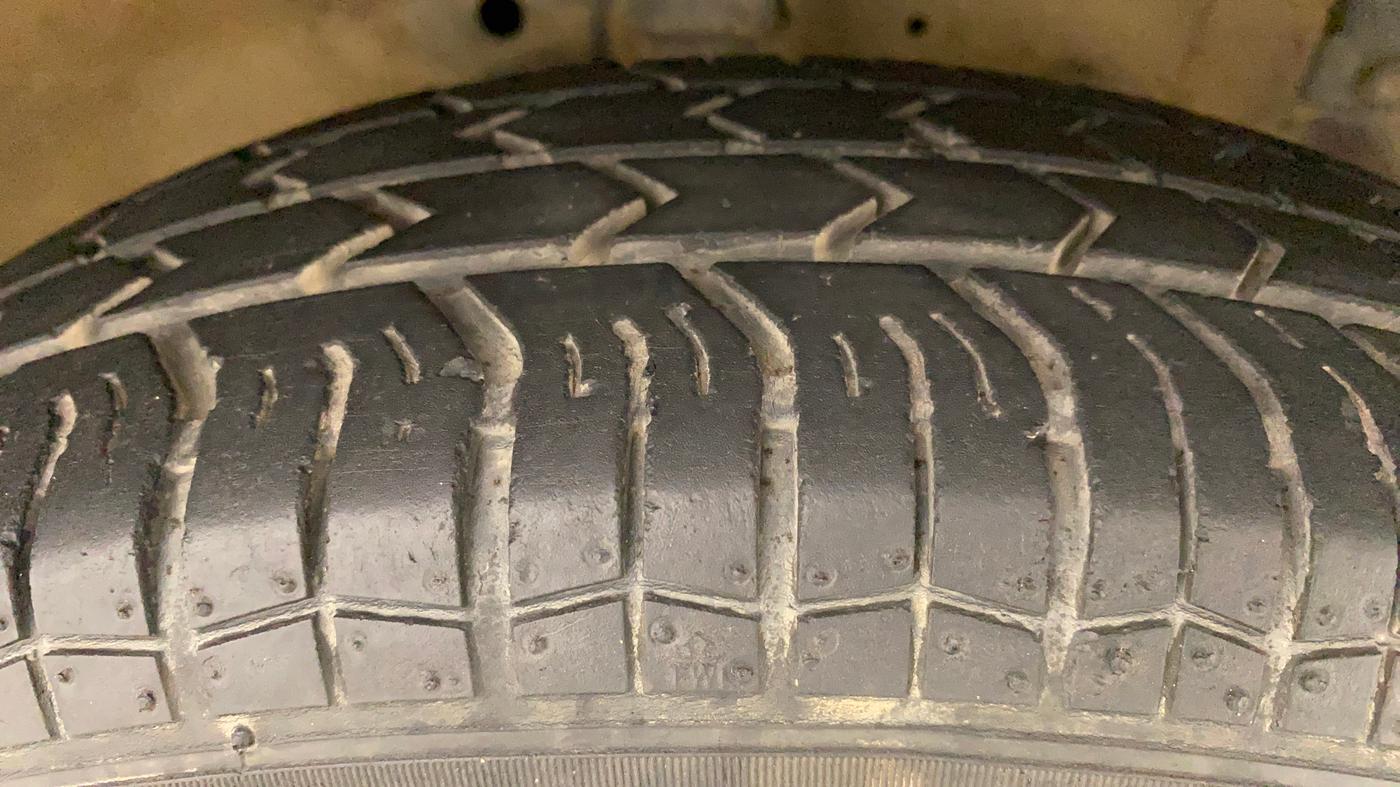 2016 Maruti Swift Dzire VXI, Petrol, Manual, 86,060 km, Right Front Tyre Tread