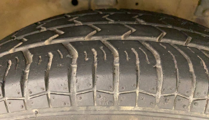 2016 Maruti Swift Dzire VXI, Petrol, Manual, 86,060 km, Right Front Tyre Tread