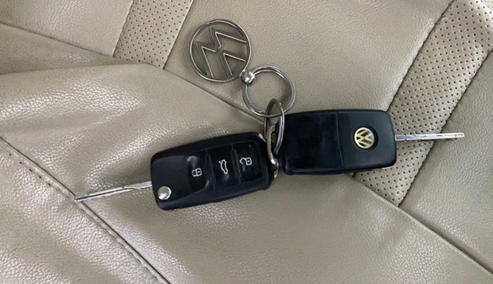 2014 Volkswagen Polo HIGHLINE1.2L, Petrol, Manual, 1,28,170 km, Key Close Up