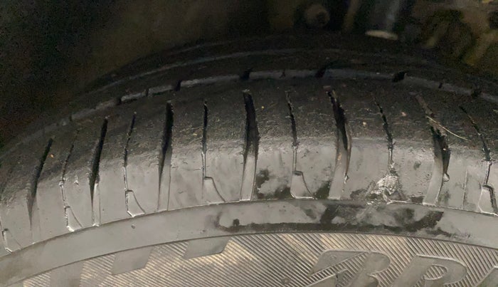 2014 Volkswagen Polo HIGHLINE1.2L, Petrol, Manual, 1,28,170 km, Left Front Tyre Tread