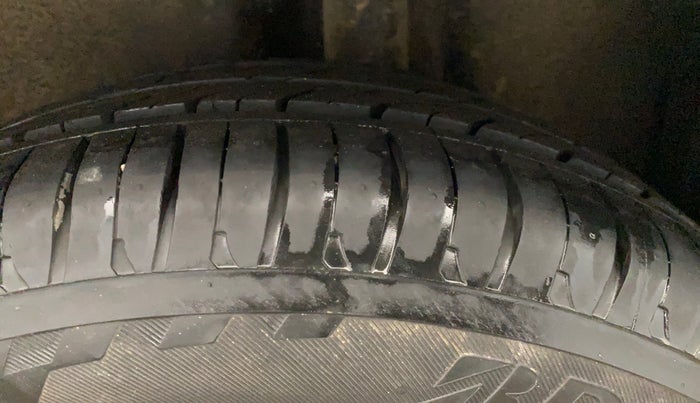 2014 Volkswagen Polo HIGHLINE1.2L, Petrol, Manual, 1,28,170 km, Left Rear Tyre Tread