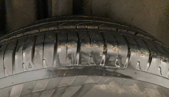 2014 Volkswagen Polo HIGHLINE1.2L, Petrol, Manual, 1,28,170 km, Right Rear Tyre Tread