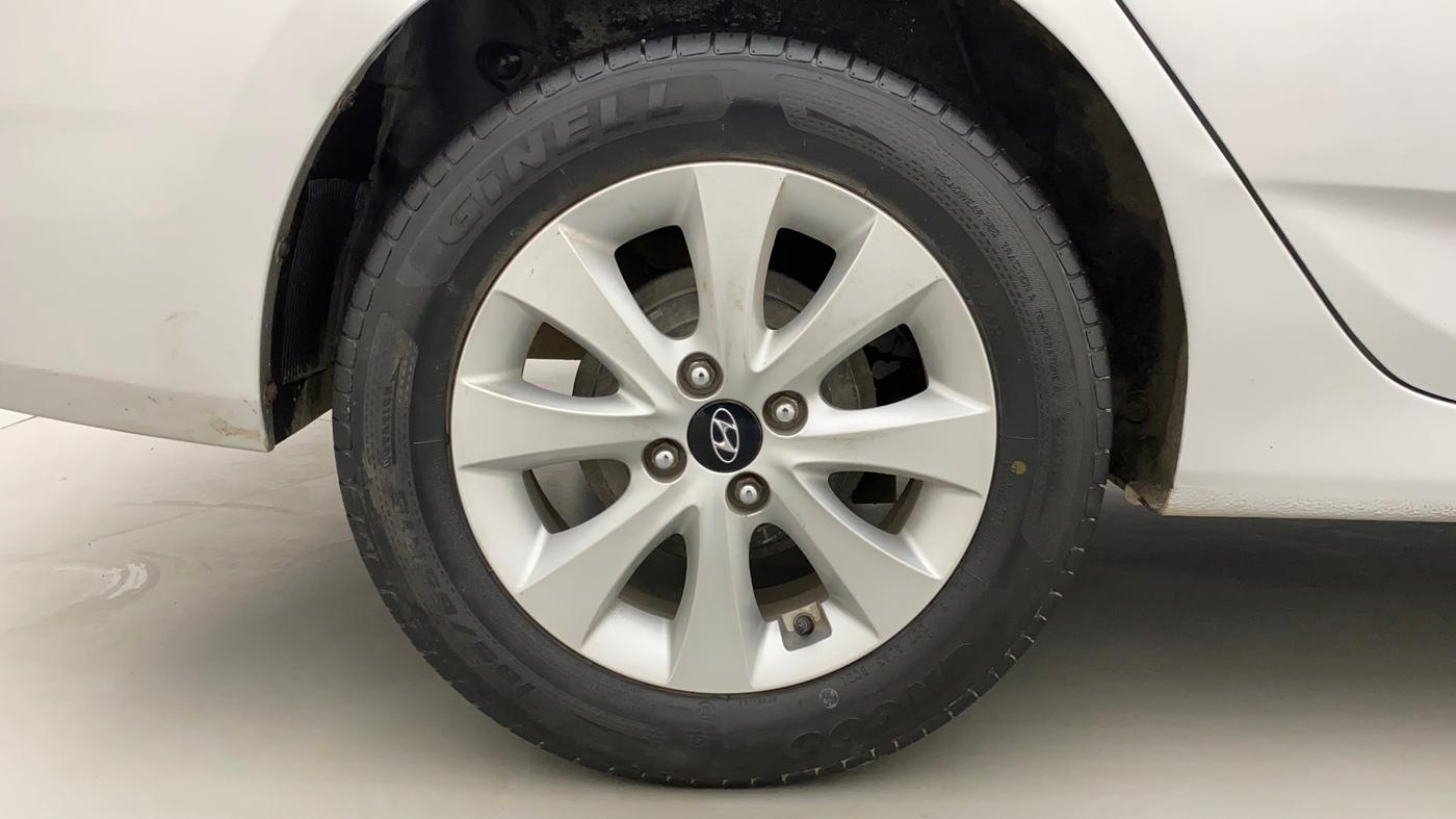 2016 Hyundai Verna FLUIDIC 4S 1.6 VTVT S AT, Petrol, Automatic, 62,295 km, Right Rear Wheel