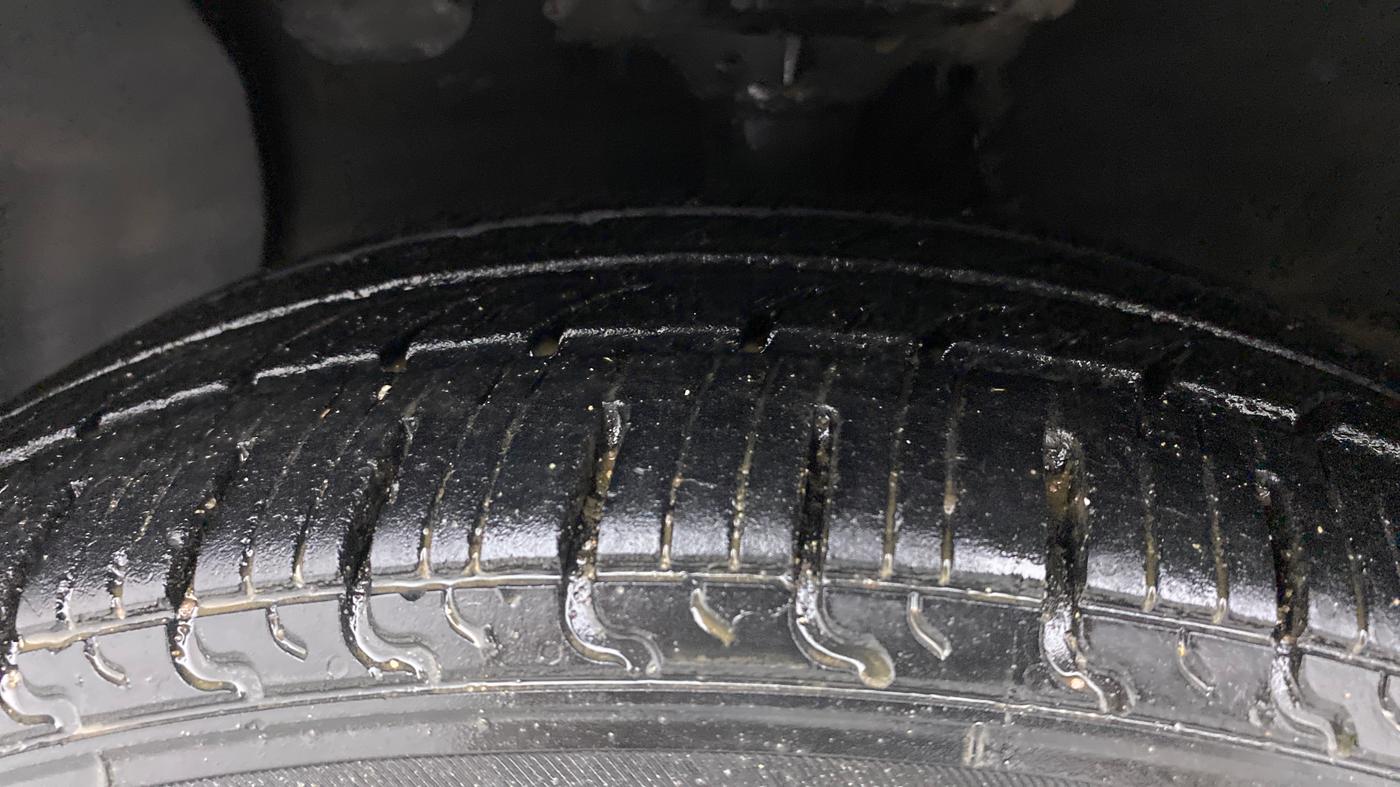 2016 Hyundai Grand i10 ASTA (O) AT 1.2 KAPPA VTVT, Petrol, Automatic, 1,04,499 km, Left Front Tyre Tread