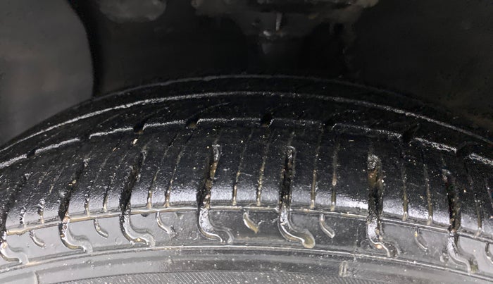 2016 Hyundai Grand i10 ASTA (O) AT 1.2 KAPPA VTVT, Petrol, Automatic, 1,04,499 km, Left Front Tyre Tread