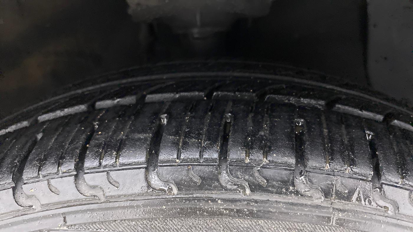 2016 Hyundai Grand i10 ASTA (O) AT 1.2 KAPPA VTVT, Petrol, Automatic, 1,04,499 km, Right Front Tyre Tread