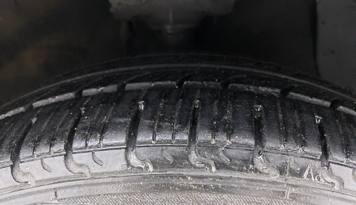 2016 Hyundai Grand i10 ASTA (O) AT 1.2 KAPPA VTVT, Petrol, Automatic, 1,04,499 km, Right Front Tyre Tread