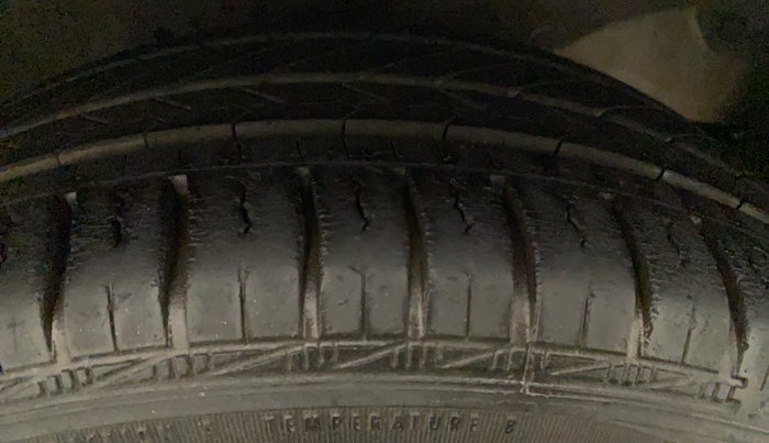 2012 Honda Brio S MT, CNG, Manual, 90,042 km, Right Front Tyre Tread