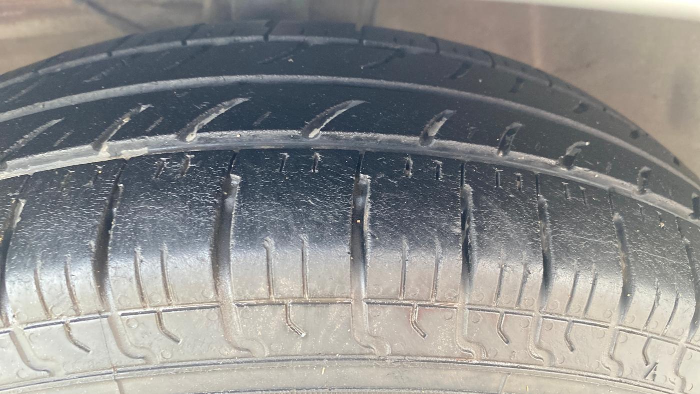 2018 Maruti Dzire VDI AMT, Diesel, Automatic, 1,17,772 km, Left Front Tyre Tread
