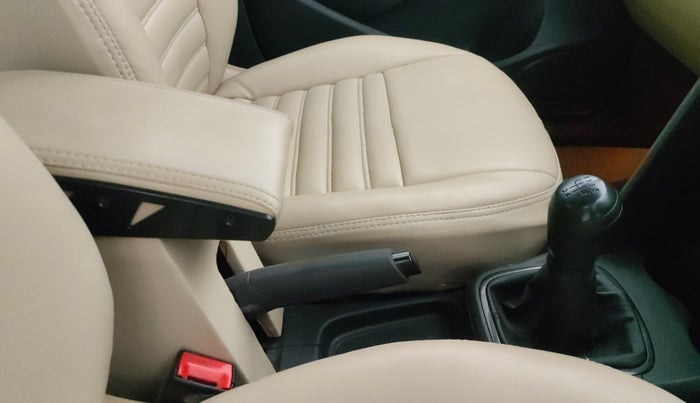 2016 Volkswagen Ameo COMFORTLINE 1.2L, Petrol, Manual, 50,963 km, Gear Lever