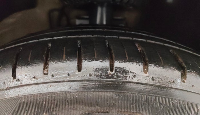 2016 Volkswagen Ameo COMFORTLINE 1.2L, Petrol, Manual, 50,963 km, Right Front Tyre Tread