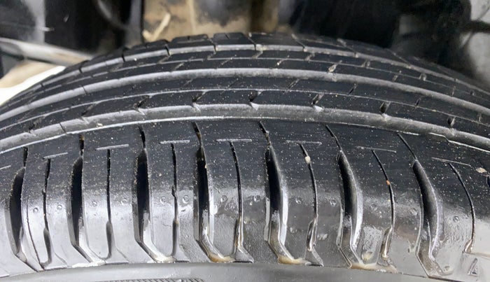 2019 Maruti Swift LXI D, Petrol, Manual, 27,080 km, Right Rear Tyre Tread