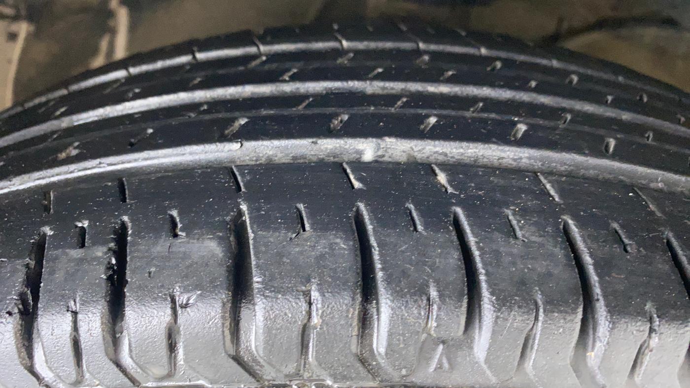 2019 Maruti Swift LXI D, Petrol, Manual, 27,080 km, Right Front Tyre Tread