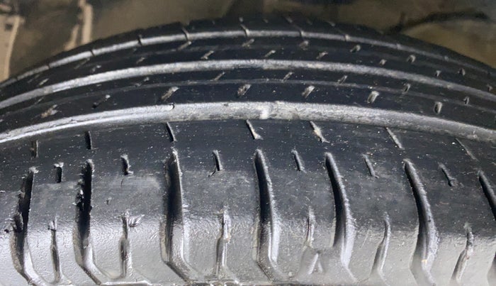 2019 Maruti Swift LXI D, Petrol, Manual, 27,080 km, Right Front Tyre Tread
