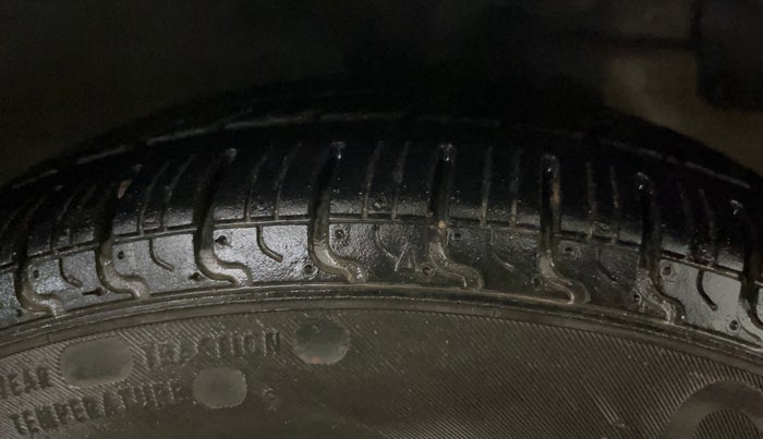 2016 Hyundai Eon MAGNA +, Petrol, Manual, 66,818 km, Right Front Tyre Tread