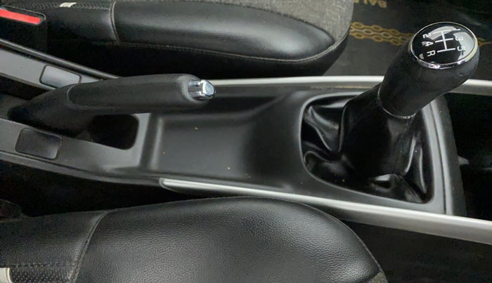 2016 Maruti Baleno DELTA PETROL 1.2, CNG, Manual, 1,05,907 km, Gear Lever