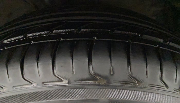 2010 Toyota Corolla Altis J DIESEL, Diesel, Manual, 79,529 km, Left Front Tyre Tread
