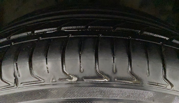 2010 Toyota Corolla Altis J DIESEL, Diesel, Manual, 79,529 km, Right Front Tyre Tread