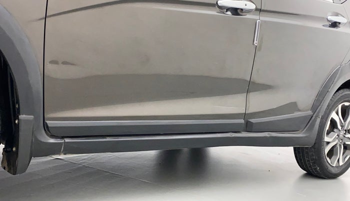 2017 Honda WR-V 1.5L I-DTEC VX MT, Diesel, Manual, 1,06,245 km, Left running board - Cladding has minor damage