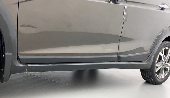 2017 Honda WR-V 1.5L I-DTEC VX MT, Diesel, Manual, 1,06,245 km, Left running board - Slight discoloration