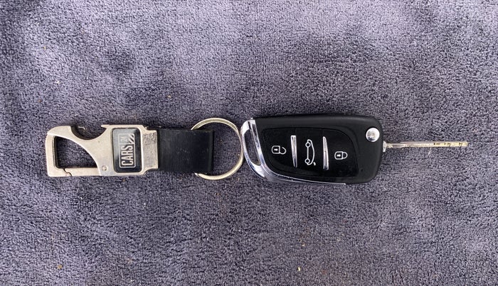 2016 Mahindra Kuv100 K8 6 STR, Petrol, Manual, 16,141 km, Key Close Up