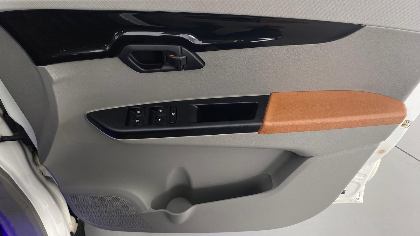 2016 Mahindra Kuv100 K8 6 STR, Petrol, Manual, 16,141 km, Driver Side Door Panels Control