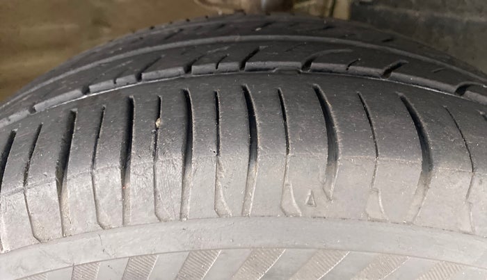 2016 Mahindra Kuv100 K8 6 STR, Petrol, Manual, 16,141 km, Right Front Tyre Tread