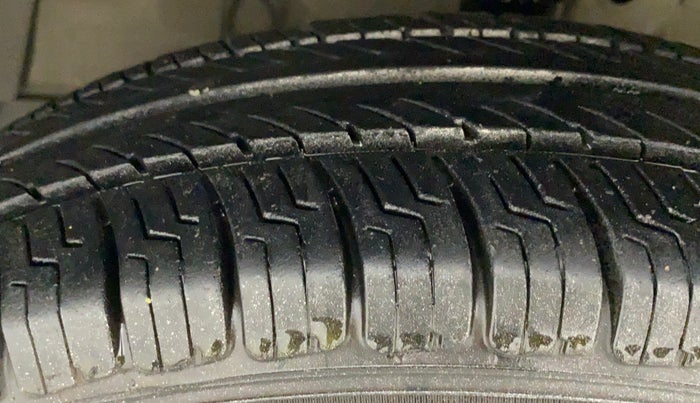 2011 Maruti Swift LXI, Petrol, Manual, 52,400 km, Left Front Tyre Tread