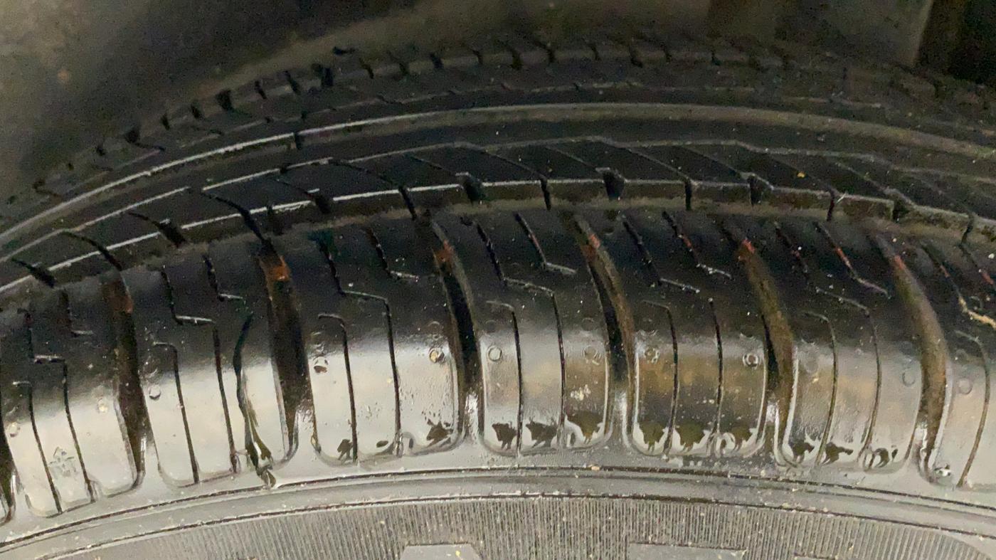 2011 Maruti Swift LXI, Petrol, Manual, 52,400 km, Left Rear Tyre Tread