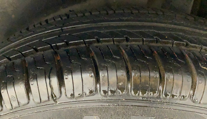 2011 Maruti Swift LXI, Petrol, Manual, 52,400 km, Left Rear Tyre Tread